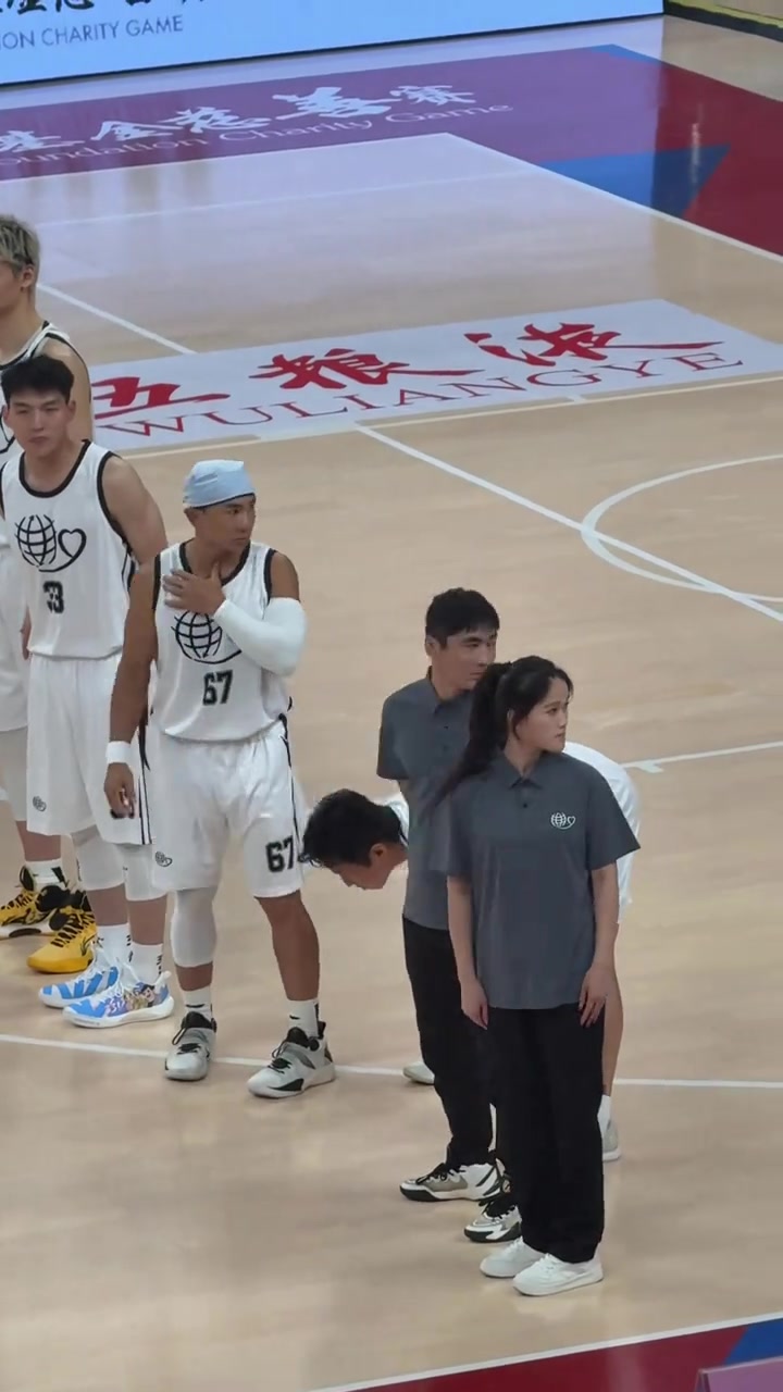 太可爱了!姚基金慈善赛姚明上场时拍了下邓超的小脑袋 相当开心