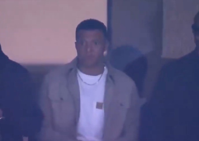 半岛体育入口-看台上为球队助威，姆巴佩现场观看皇马主场对阵曼城