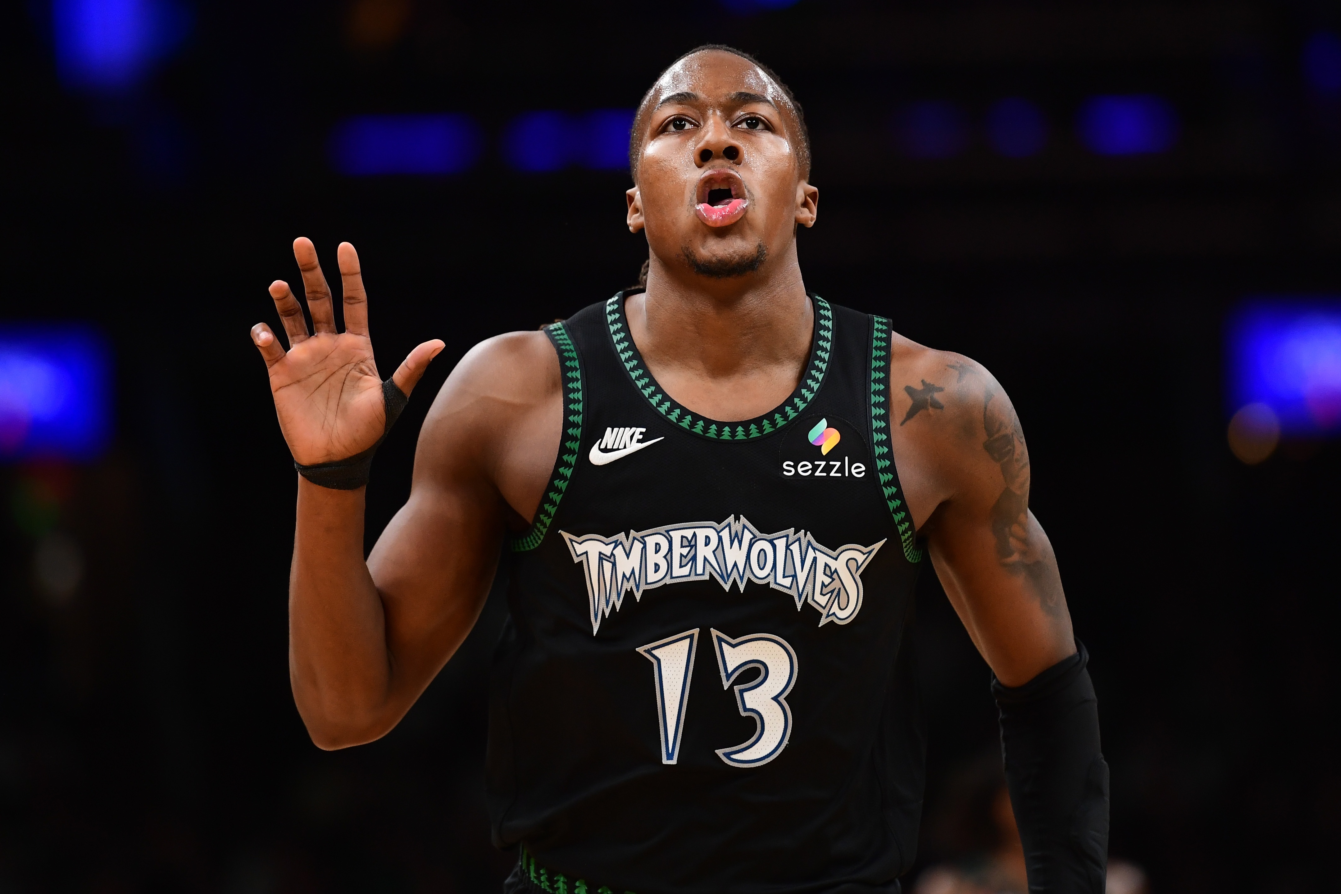 体育直播-道苏姆代表森林狼首发4胜1负 场均19分9板7助 三分命中率48%